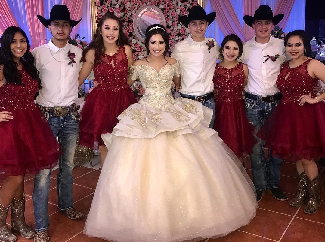 Traditionally, the quinceañera court is made up of 15 chambelanes (one of them being the Chambelan de Honor) and 14 damas. Many people also opt for just seven chambelanes and seven damas, which makes the full court add to 15 (including the quinceañera).