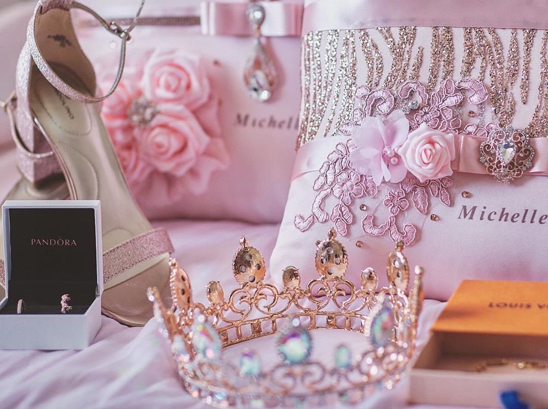 You can get pretty creative with your damas accessories. Some quinceaneras choose to let their damas pick their own shoes and jewelry, while others find it as an opportunity to coordinate the color theme a little further. 