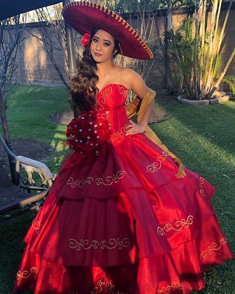 We love this classic charro theme, with a little bit of a twist. Pair bright reds, pinks and oranges with black to decorate your charro quinceanera.