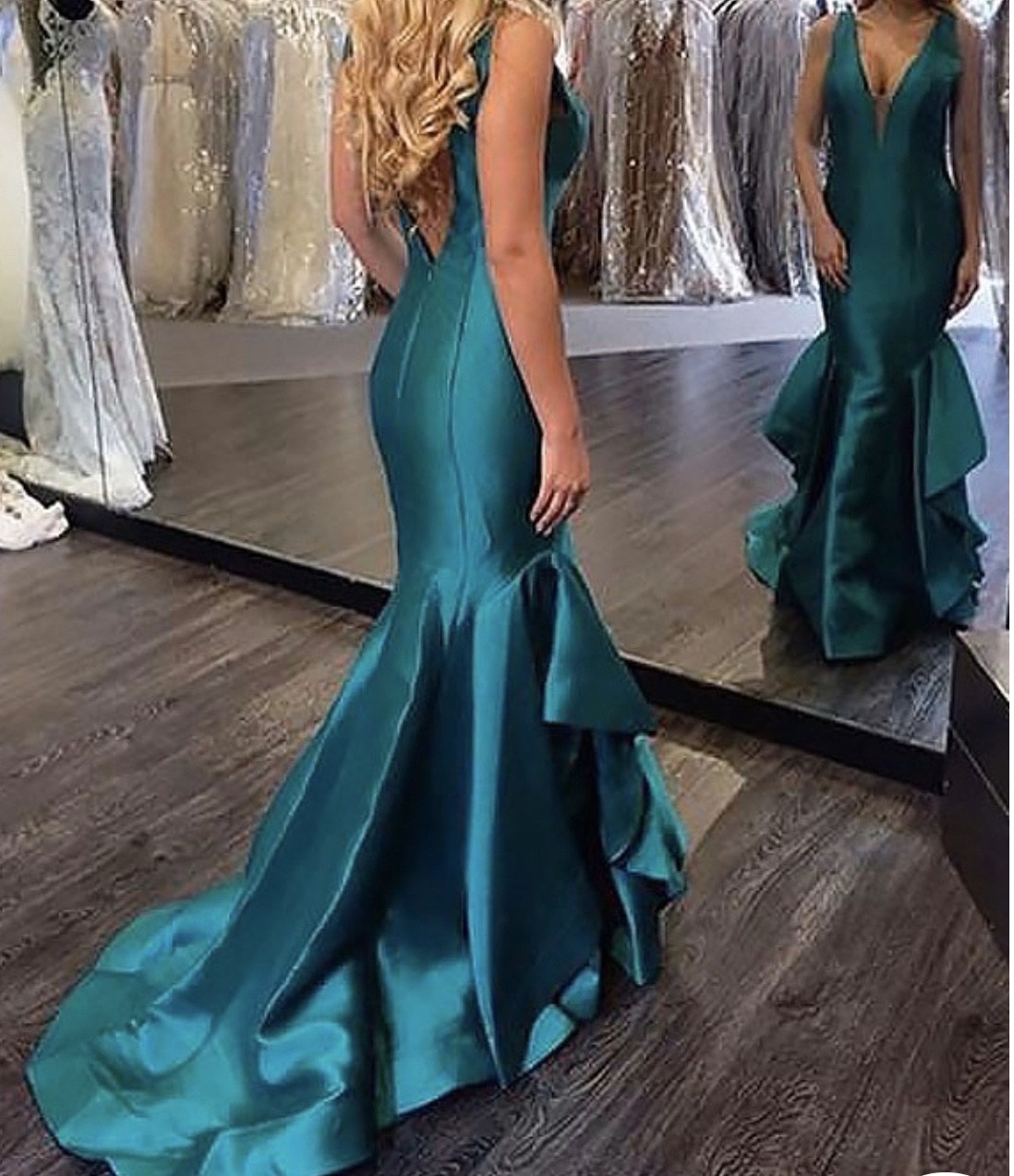 Size 4 Prom Plunge Satin Green Mermaid Dress on Queenly