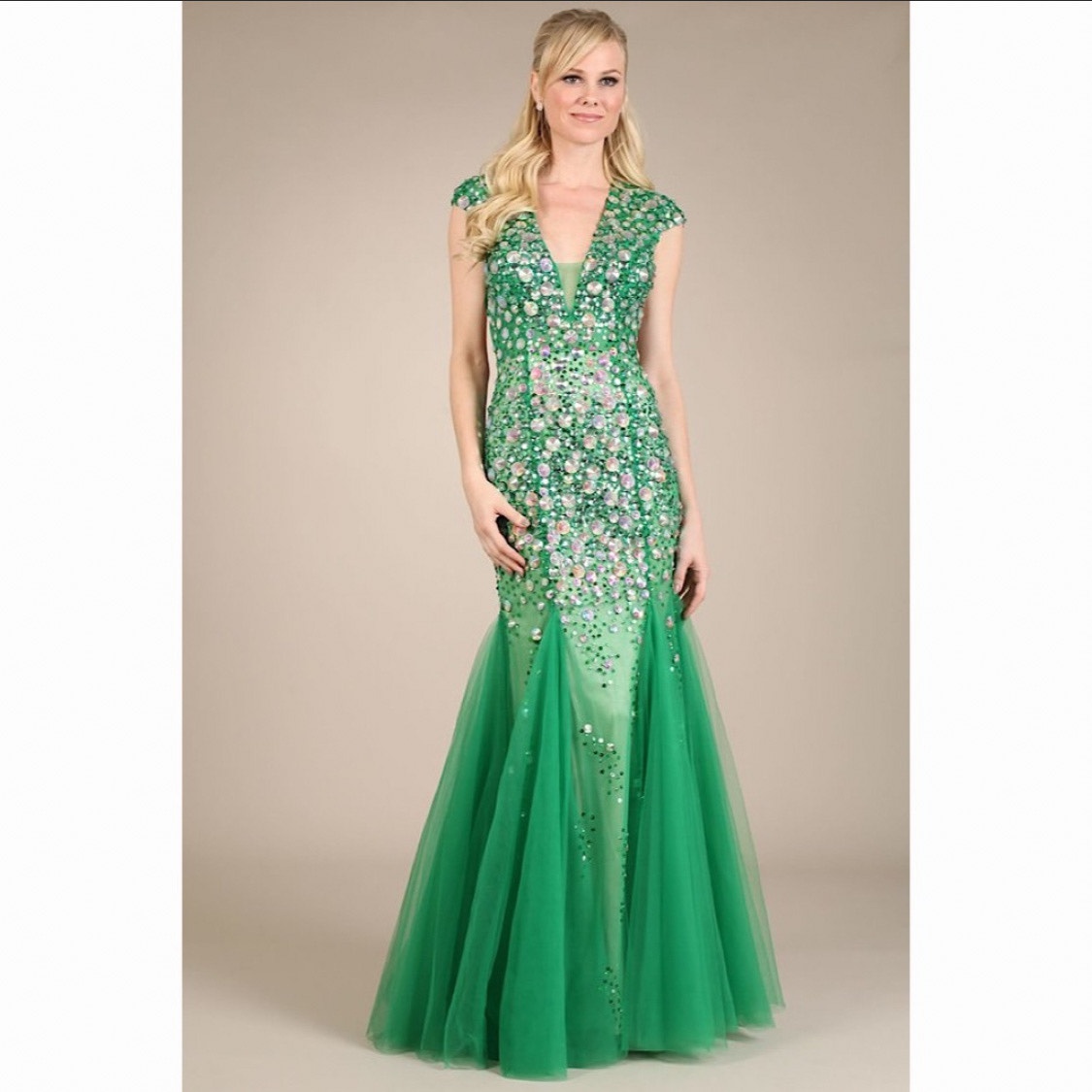 Size 0 Prom Cap Sleeve Green Floor Length Maxi on Queenly