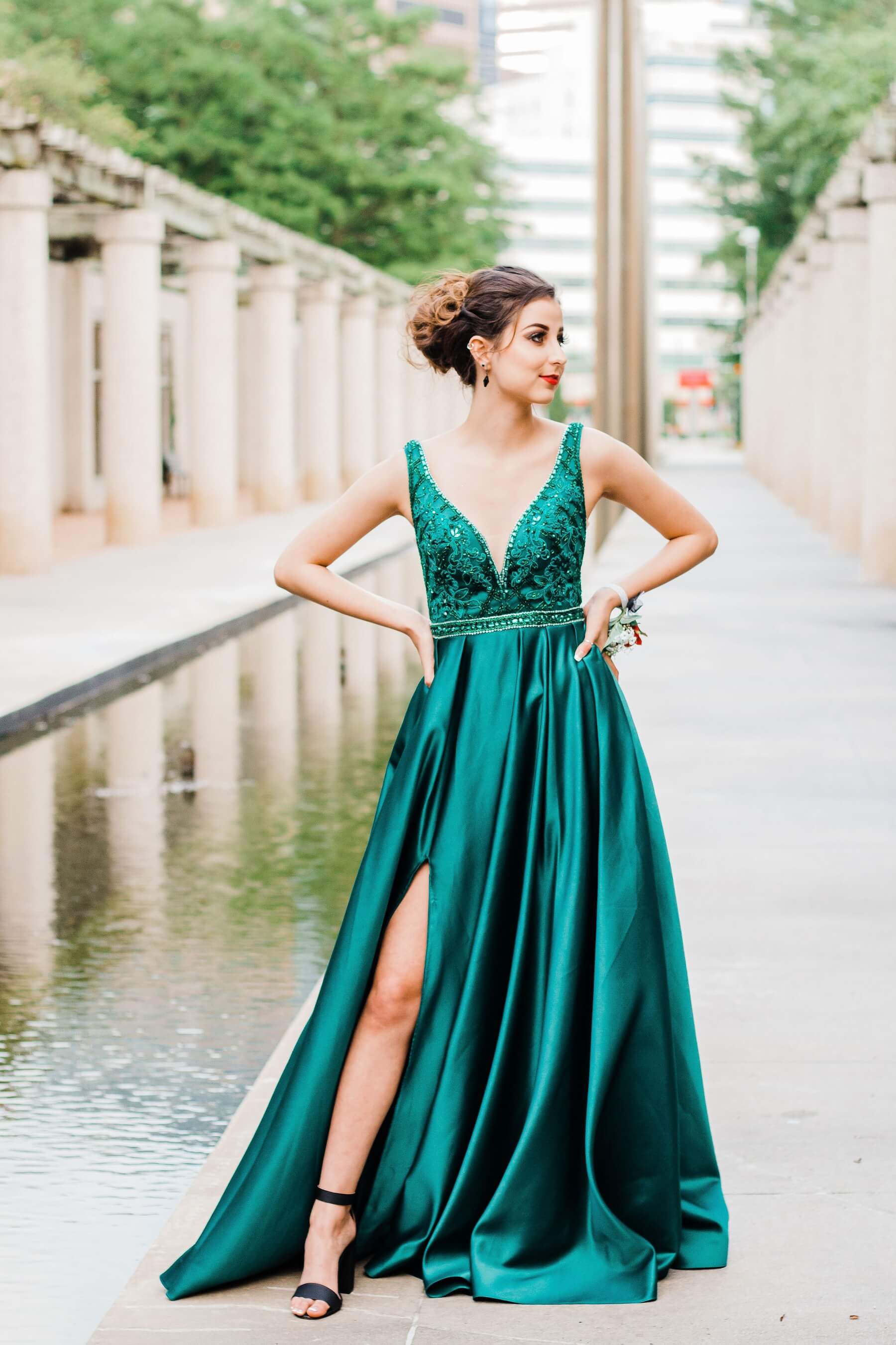 Size 4 Prom Plunge Satin Green Side Slit Dress on Queenly