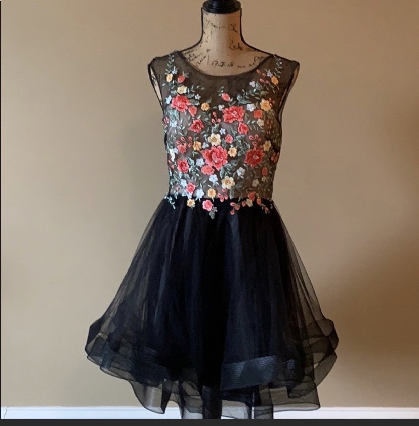 COYA Size 6 Prom Black Cocktail Dress on Queenly