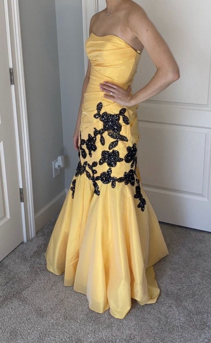 Size 2 Prom Yellow Mermaid Dress on Queenly