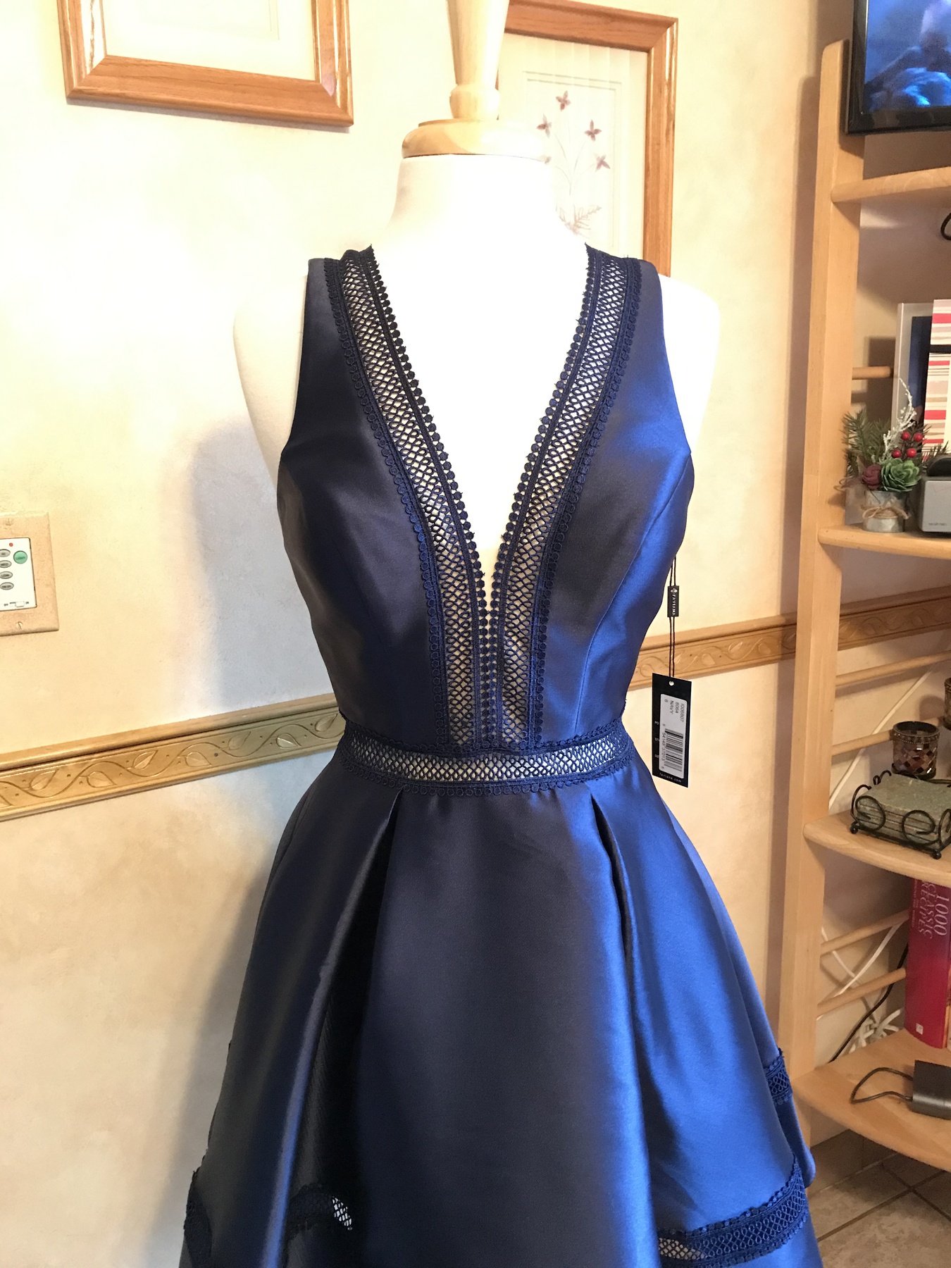 Size 6 Homecoming Plunge Navy Blue A-line Dress on Queenly