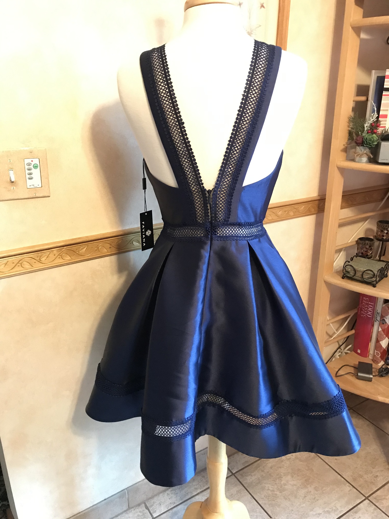 Size 6 Homecoming Plunge Navy Blue A-line Dress on Queenly