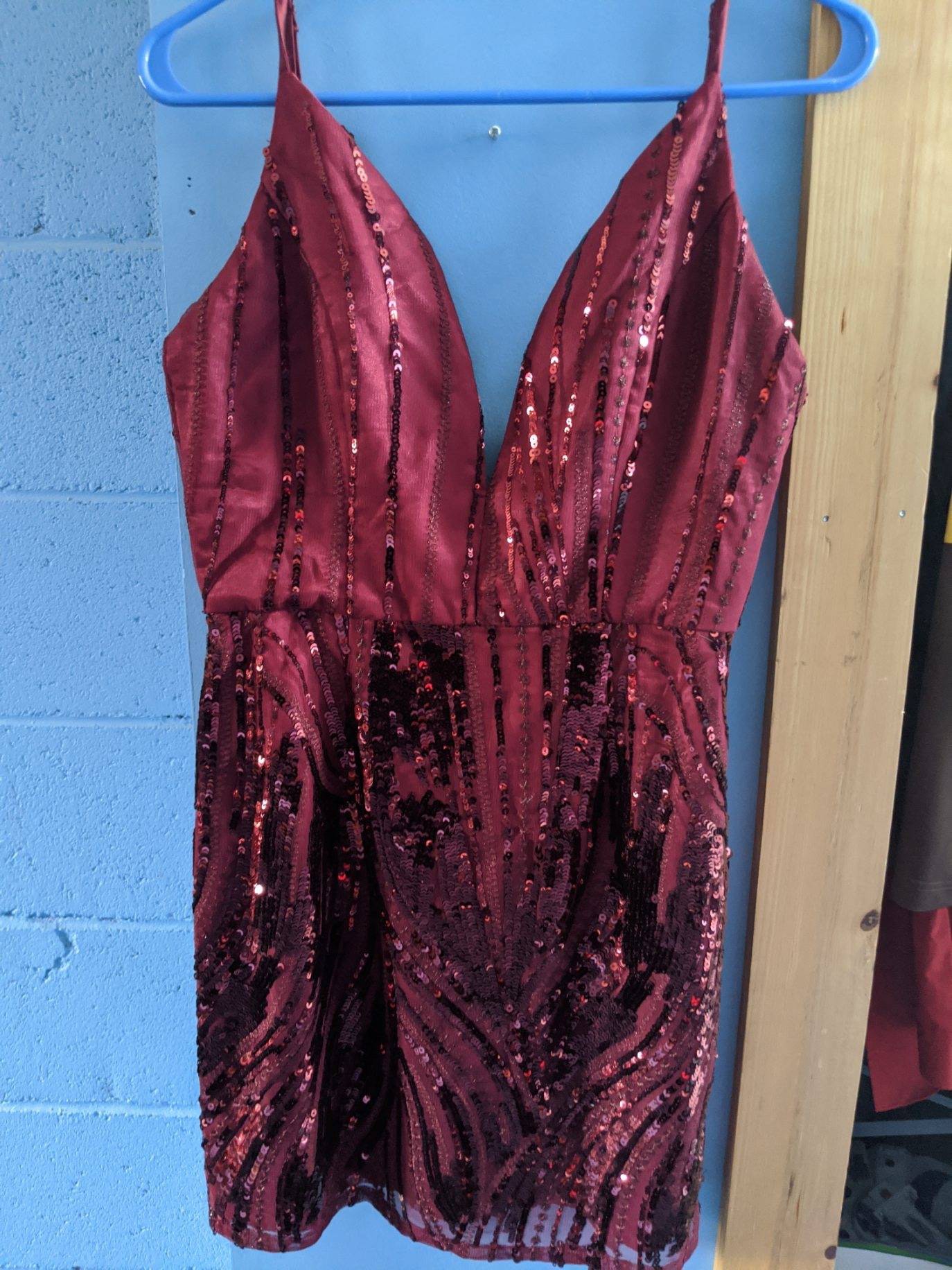 Size 6 Prom Plunge Red Cocktail Dress on Queenly