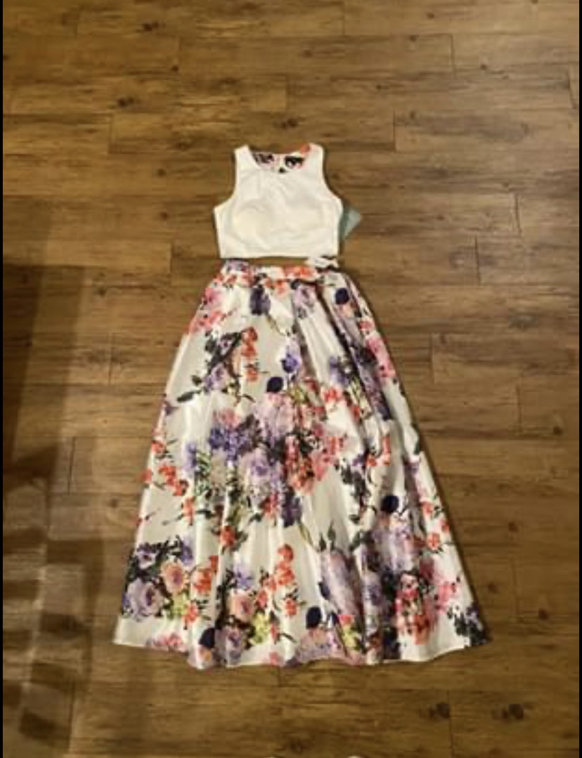 Size 8 Prom Floral White Ball Gown on Queenly