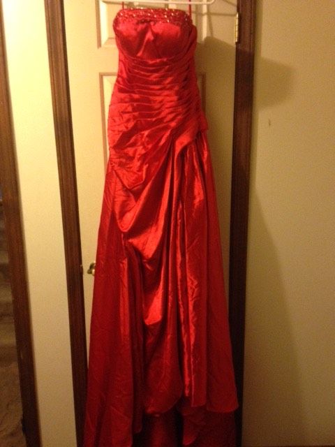 Size 6 Prom Red Cocktail Dress on Queenly