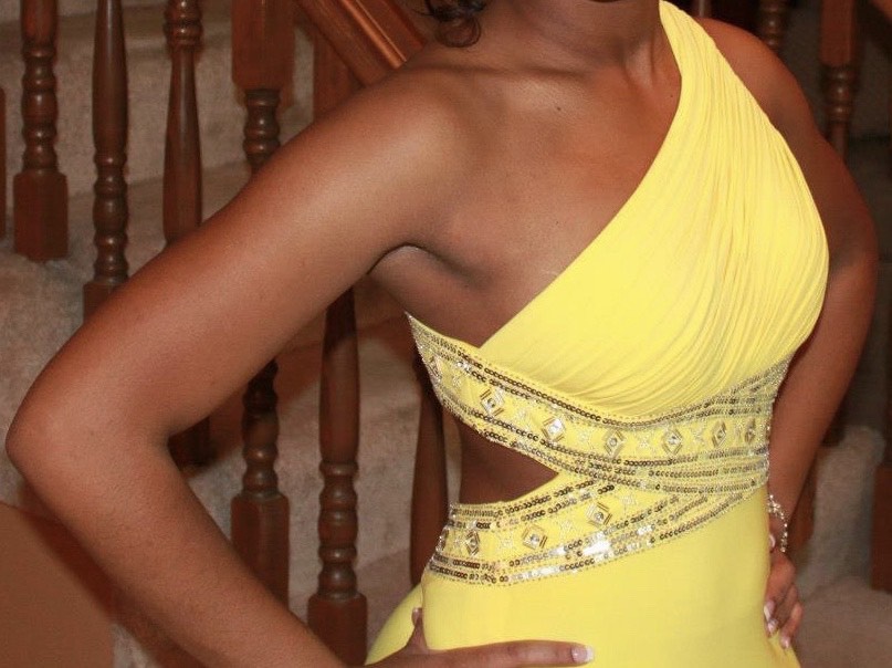Size 6 Prom Yellow A-line Dress on Queenly