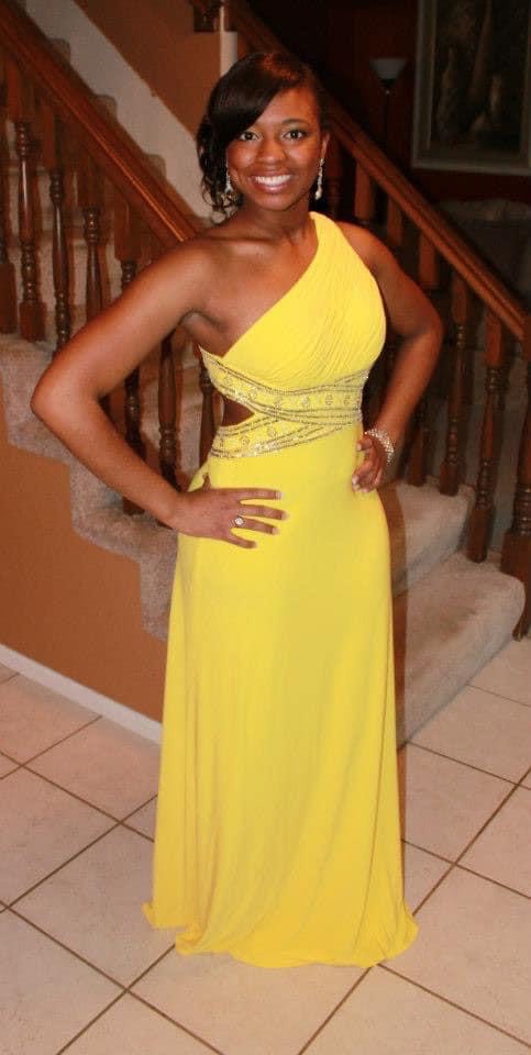 Size 6 Prom Yellow A-line Dress on Queenly