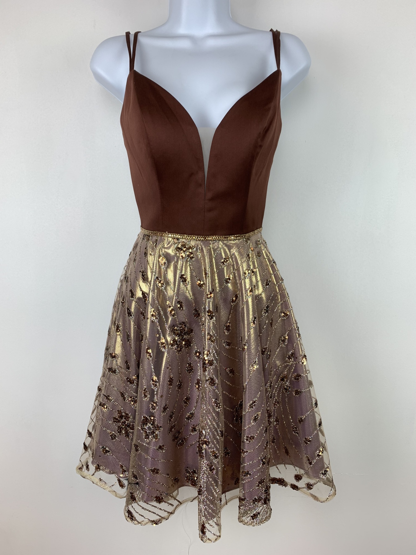 Vienna Size 2 Gold Cocktail Dress on Queenly