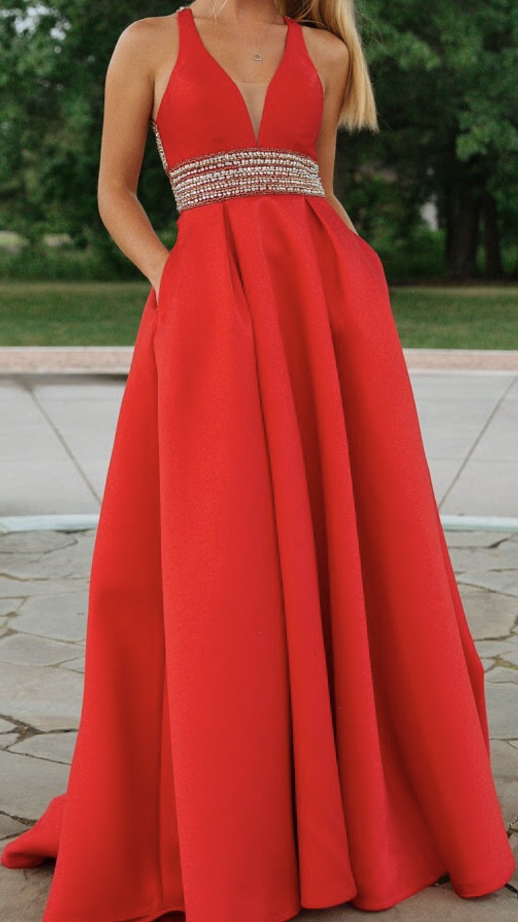Size 0 Prom Plunge Red Ball Gown on Queenly