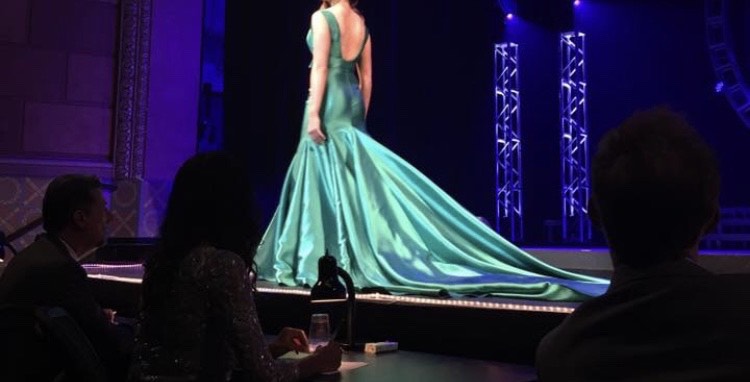 Mac Duggal Size 6 Pageant Plunge Satin Emerald Green Dress With Train on Queenly
