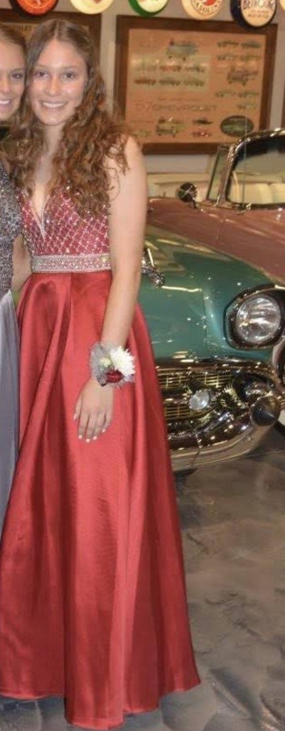 Size 4 Homecoming Red Ball Gown on Queenly