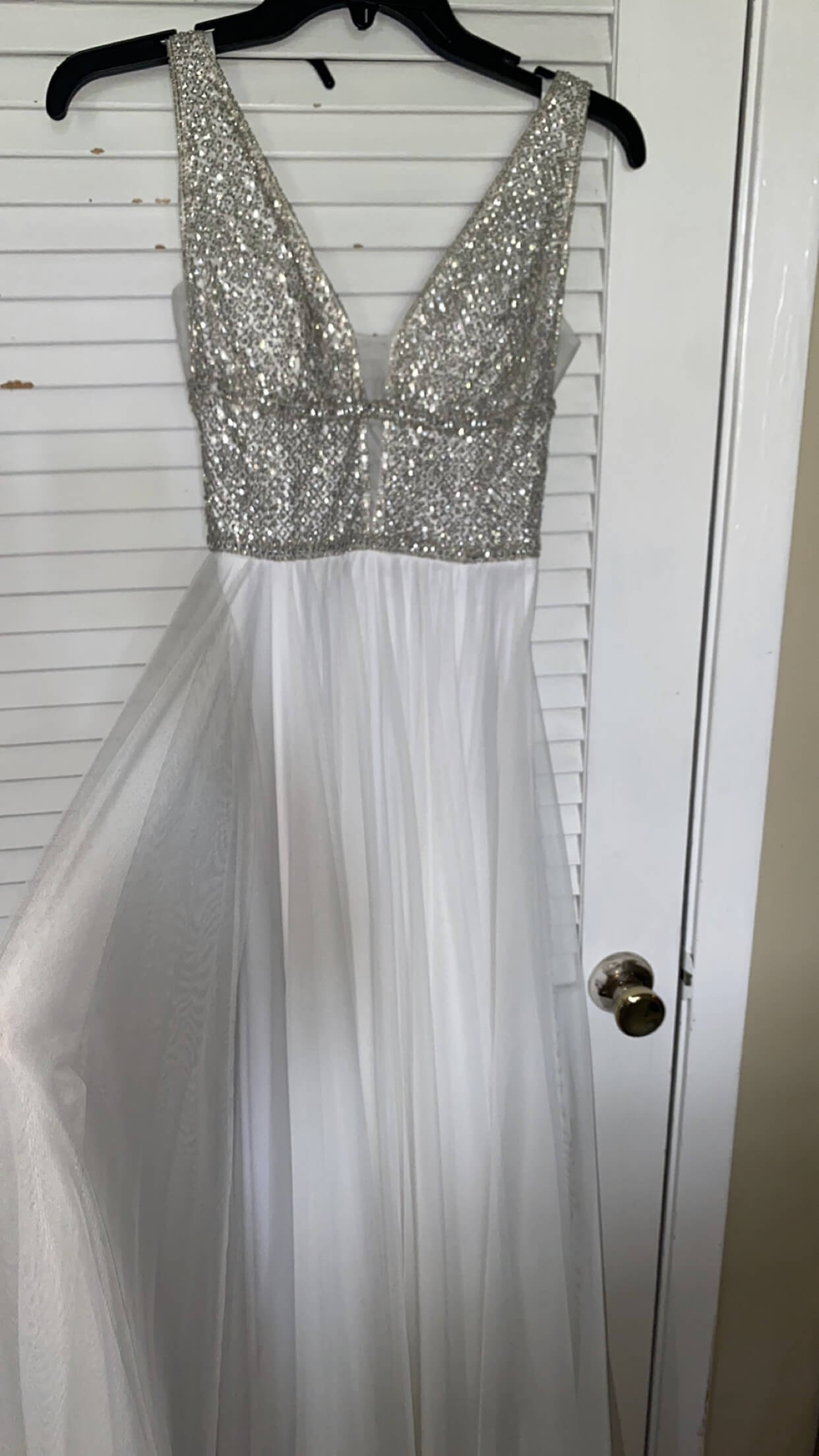 Size 0 Prom Plunge Sequined White A-line Dress on Queenly