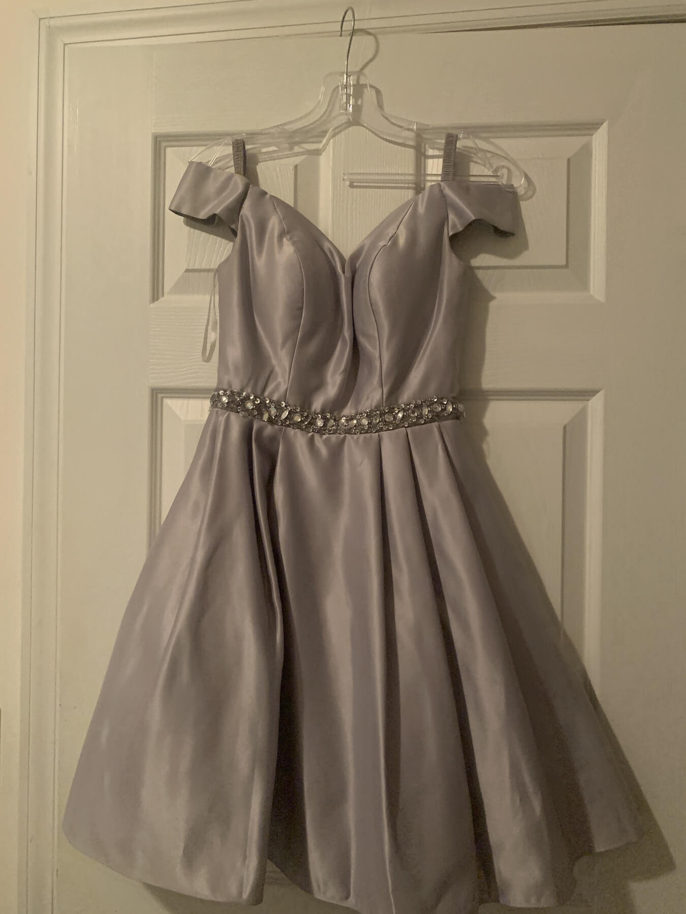 Cindy Size 0 Off The Shoulder Silver Cocktail Dress on Queenly