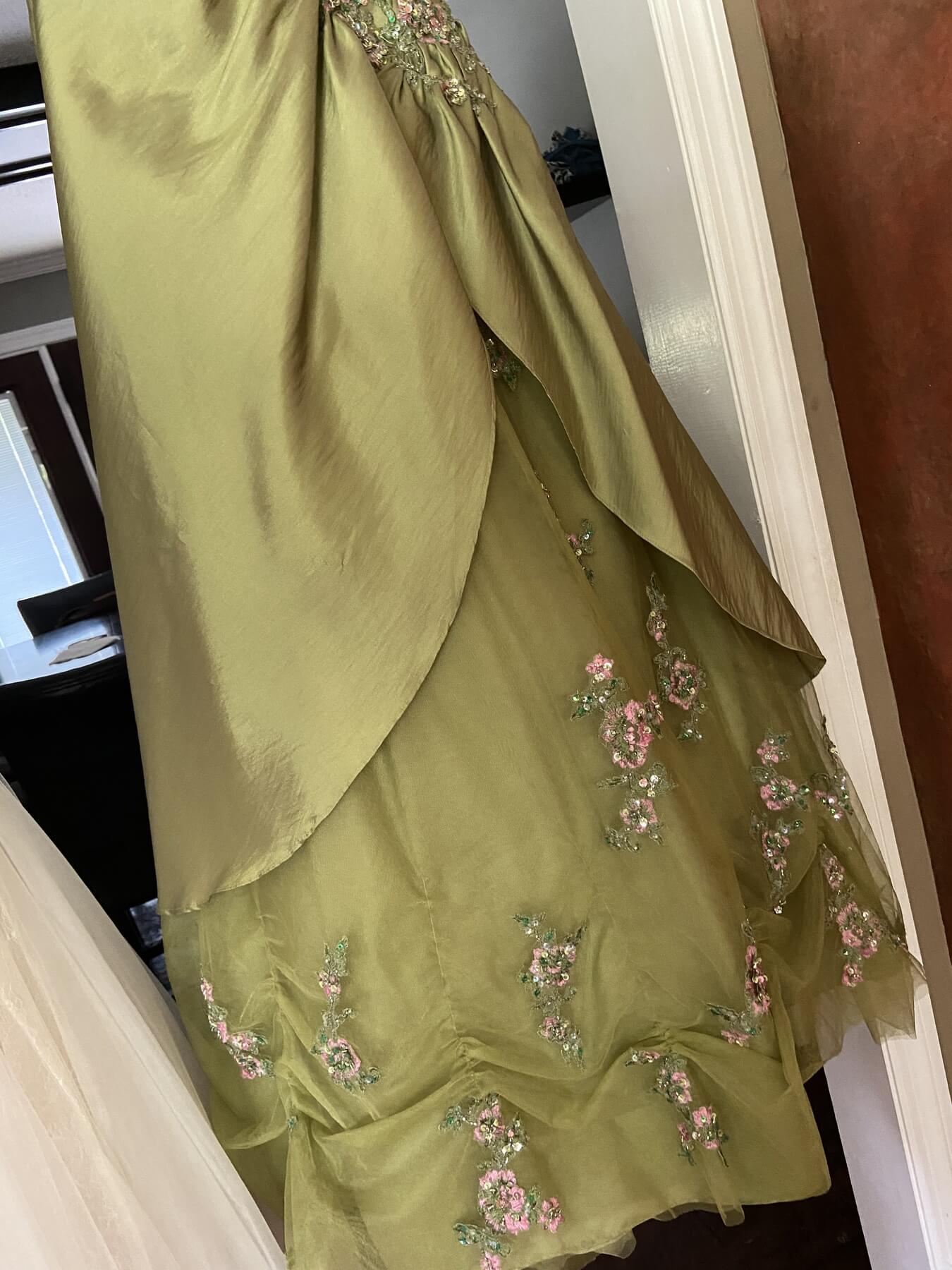 Size 0 Prom Green Ball Gown on Queenly