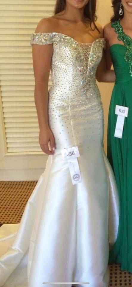 Tony Bowls Size 6 Prom Plunge Sequined White A-line Dress on Queenly