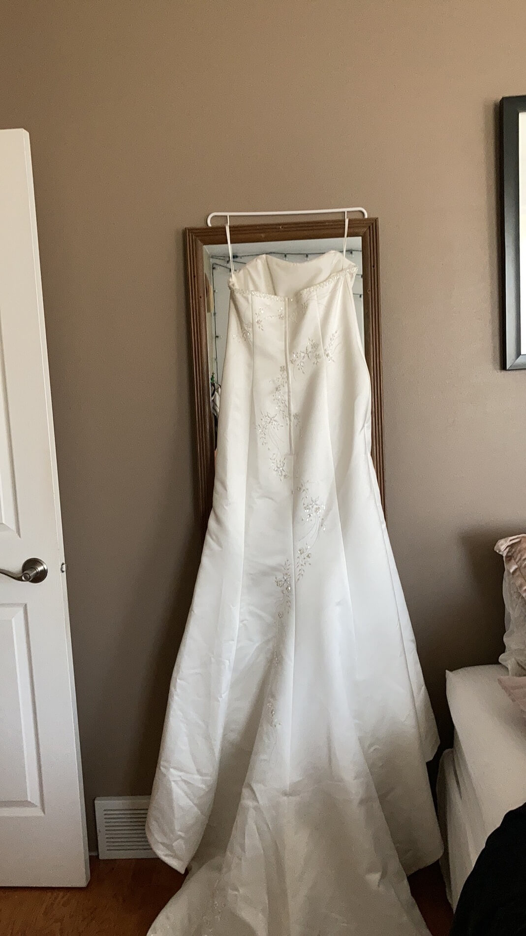 Size 8 Wedding Strapless White Ball Gown on Queenly