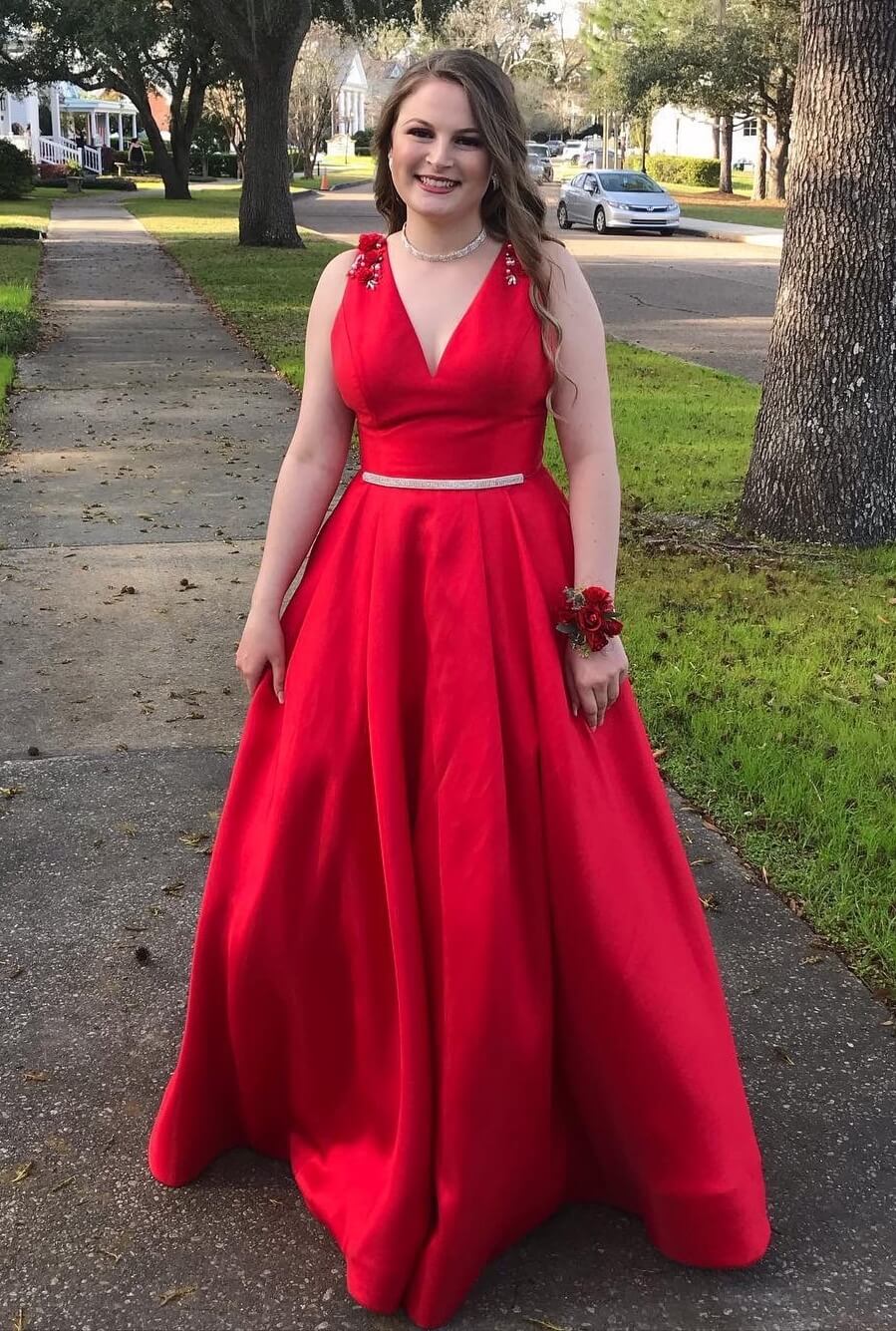 Size 10 Prom Plunge Red Ball Gown on Queenly