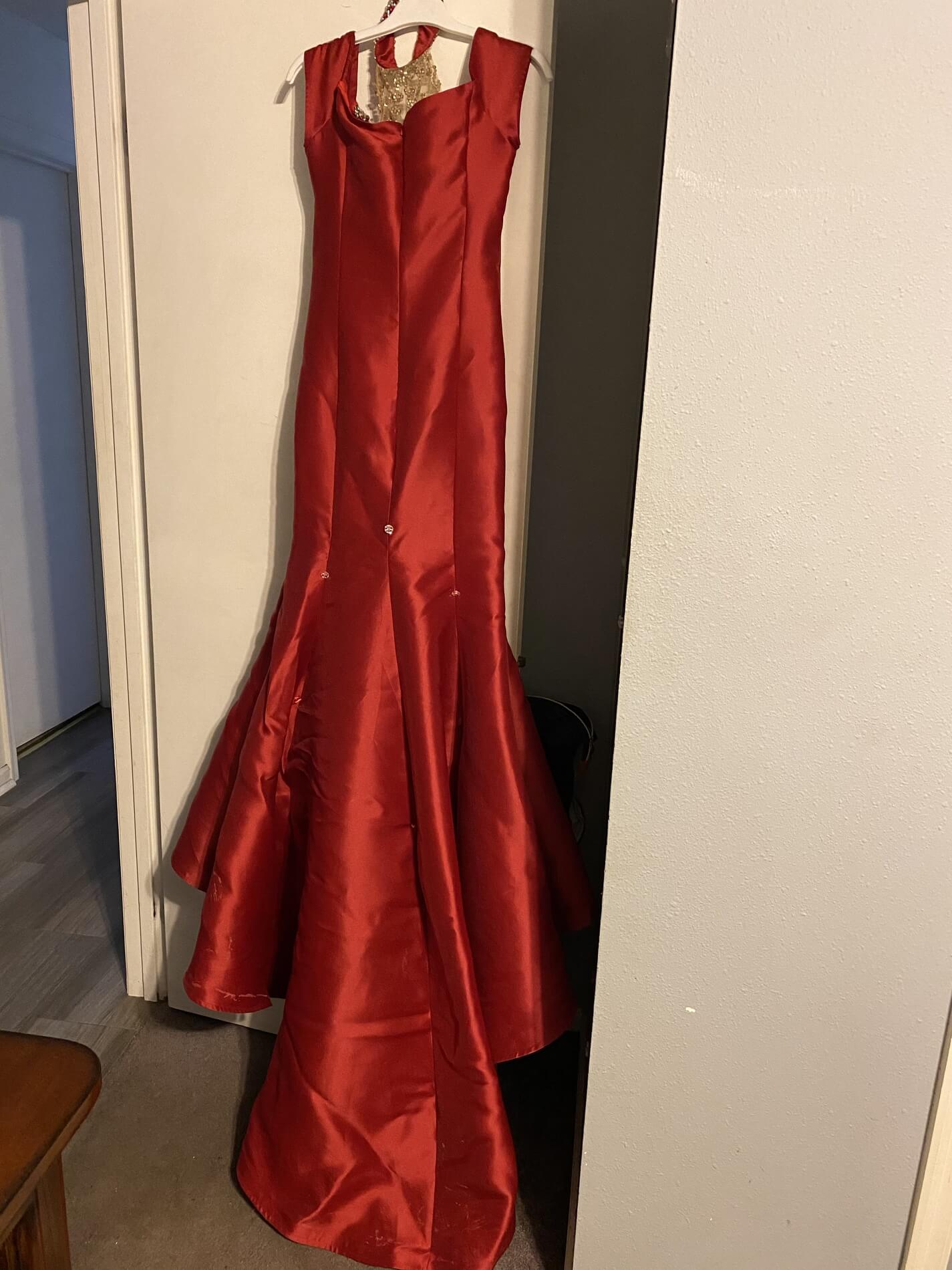 Size 4 Prom Plunge Satin Red Dress With Train on Queenly