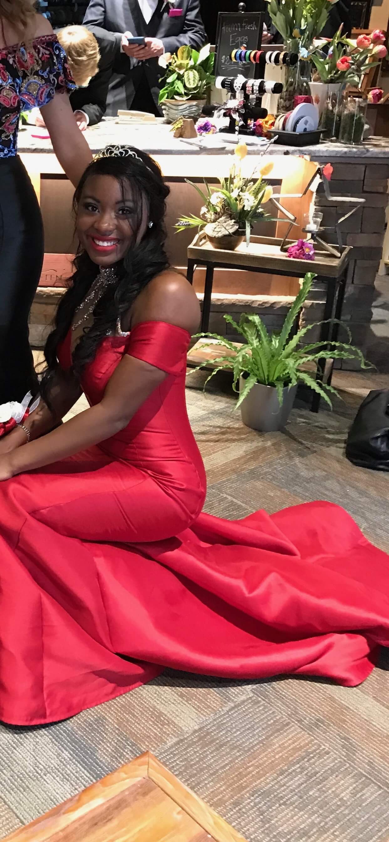 Size 4 Prom Plunge Satin Red Dress With Train on Queenly