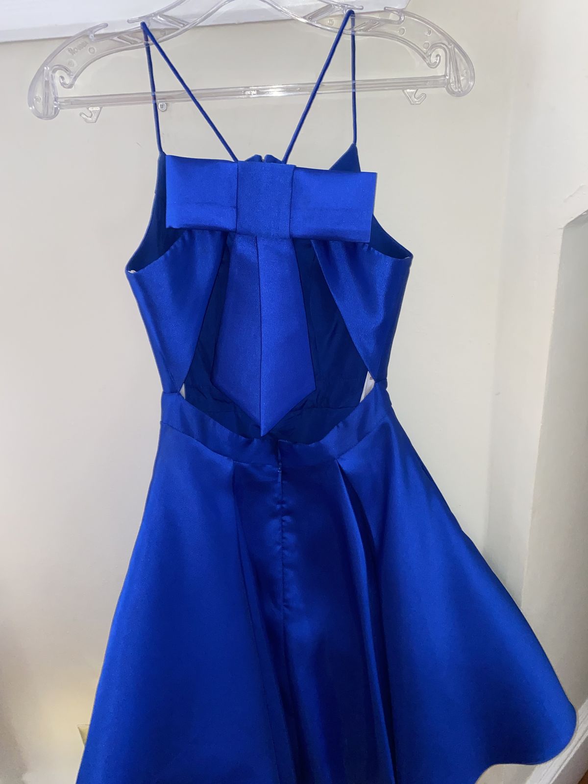 Size 0 Homecoming Plunge Royal Blue Cocktail Dress on Queenly