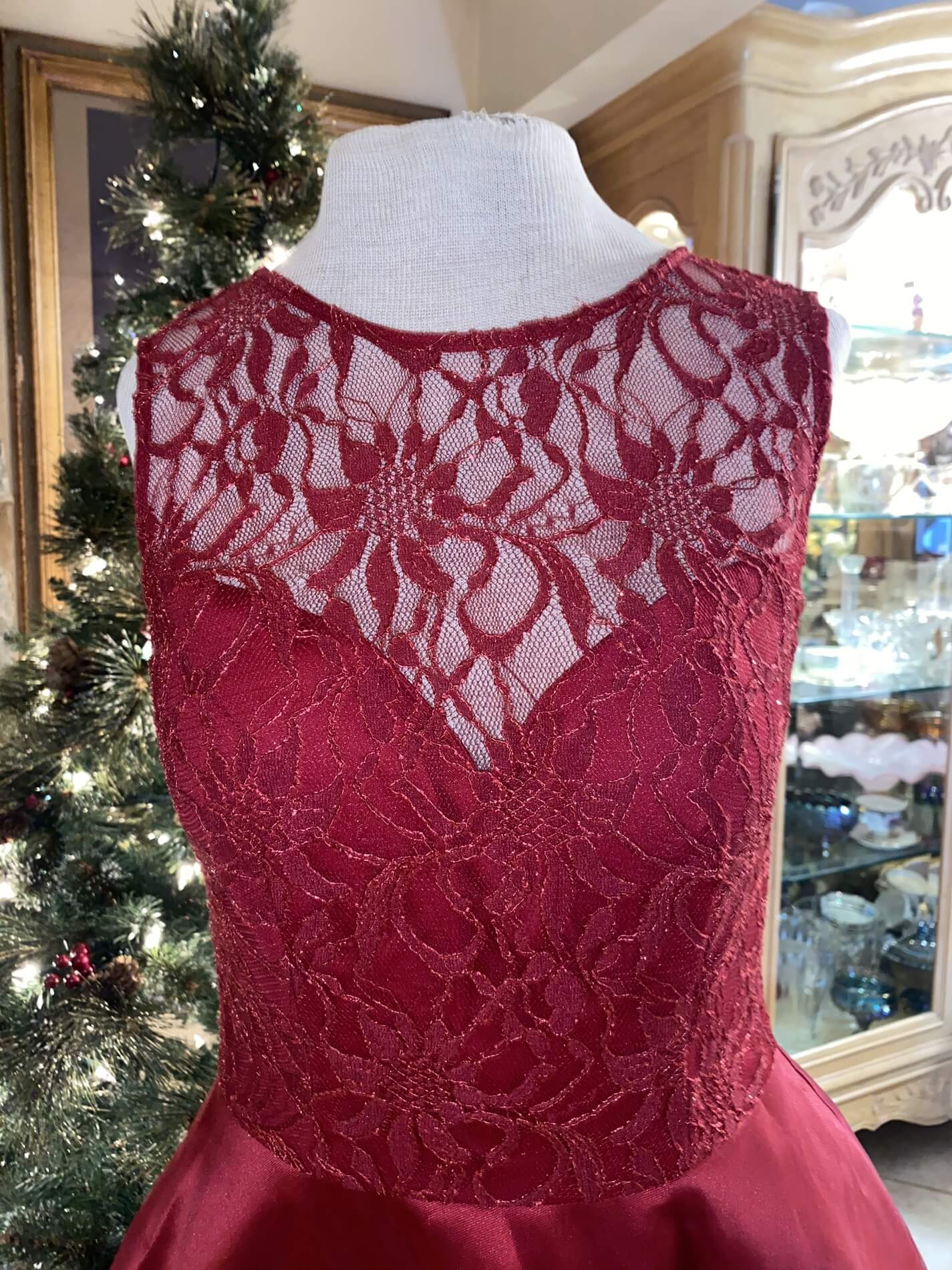 Size 6 Lace Red Cocktail Dress on Queenly