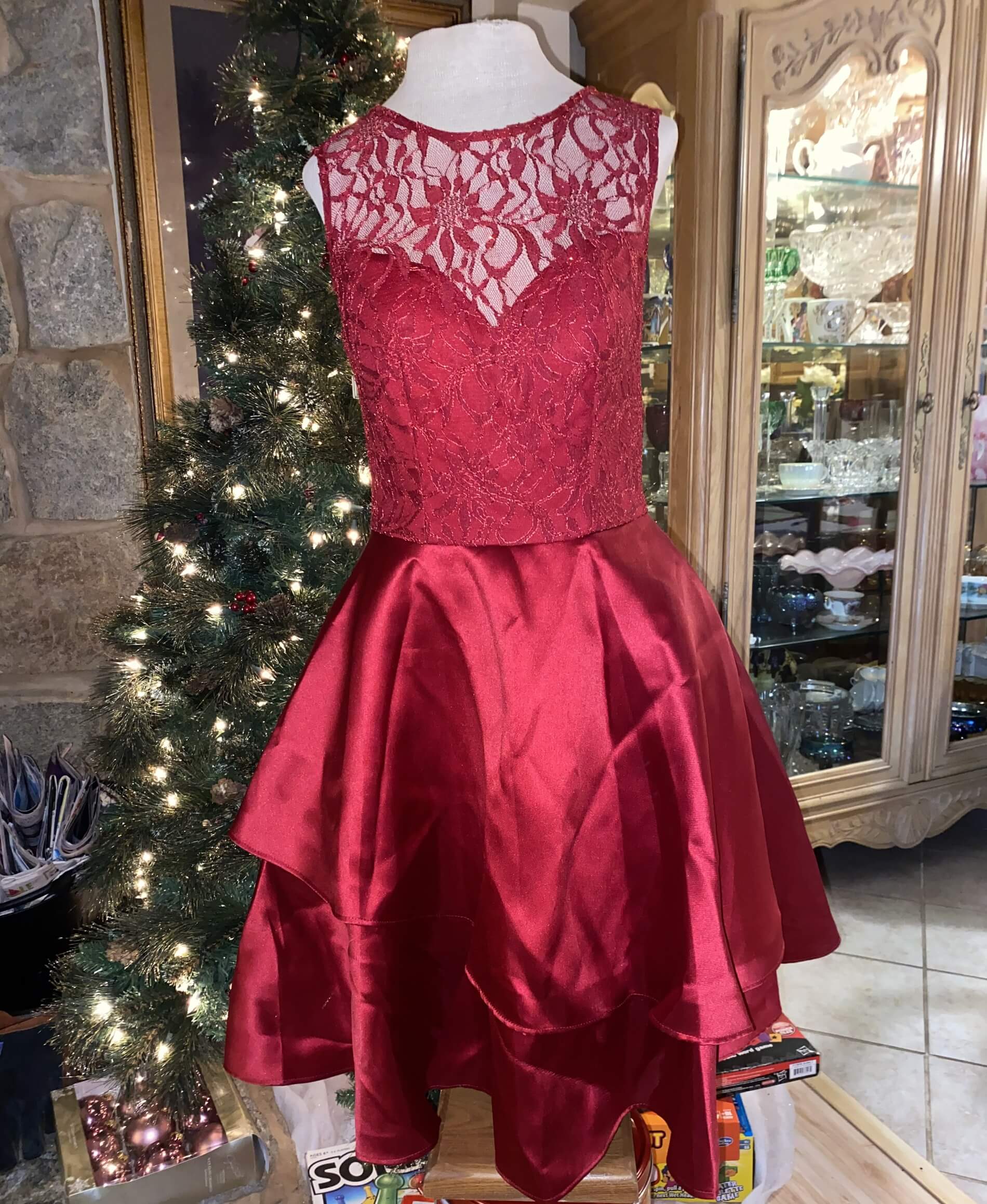 Size 6 Lace Red Cocktail Dress on Queenly
