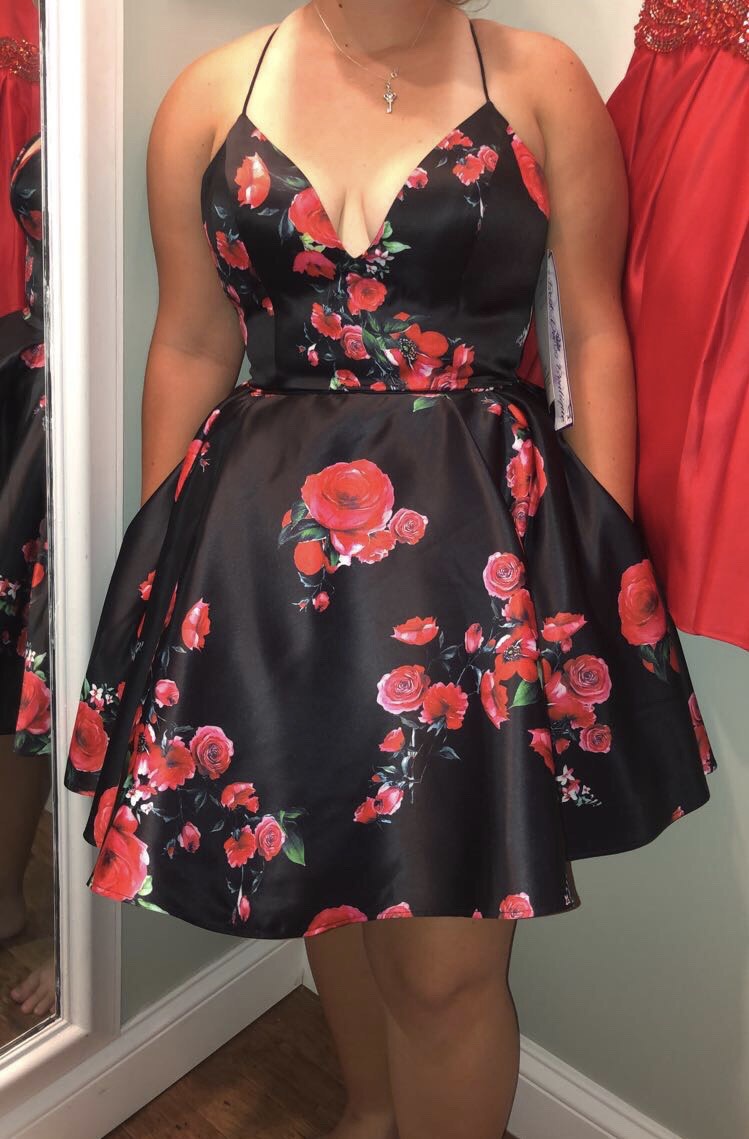 Size 12 Homecoming Floral Red Cocktail Dress on Queenly