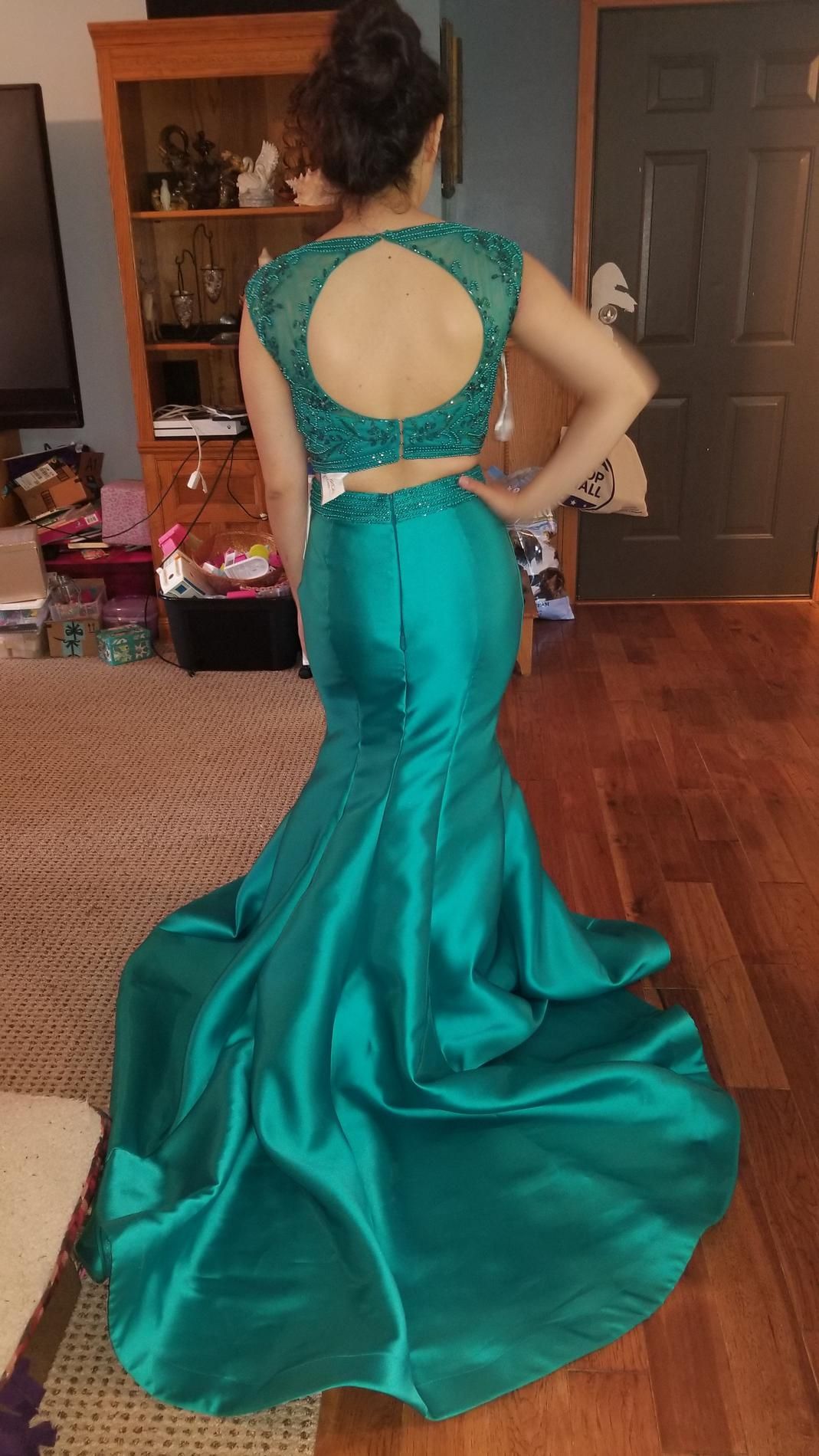 Size 8 Prom Cap Sleeve Satin Emerald Green Mermaid Dress on Queenly