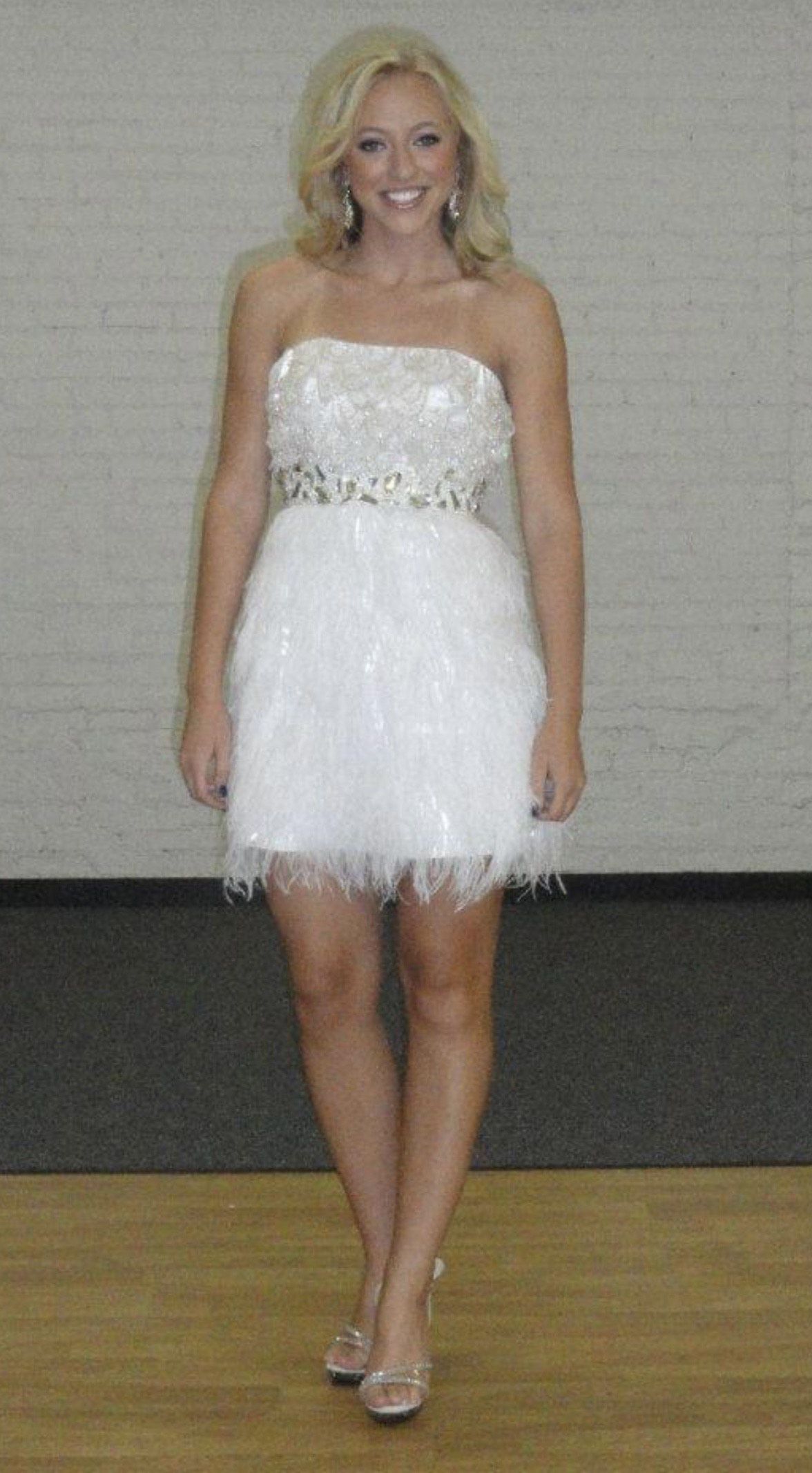 Vienna Size 4 Homecoming Strapless White Cocktail Dress on Queenly