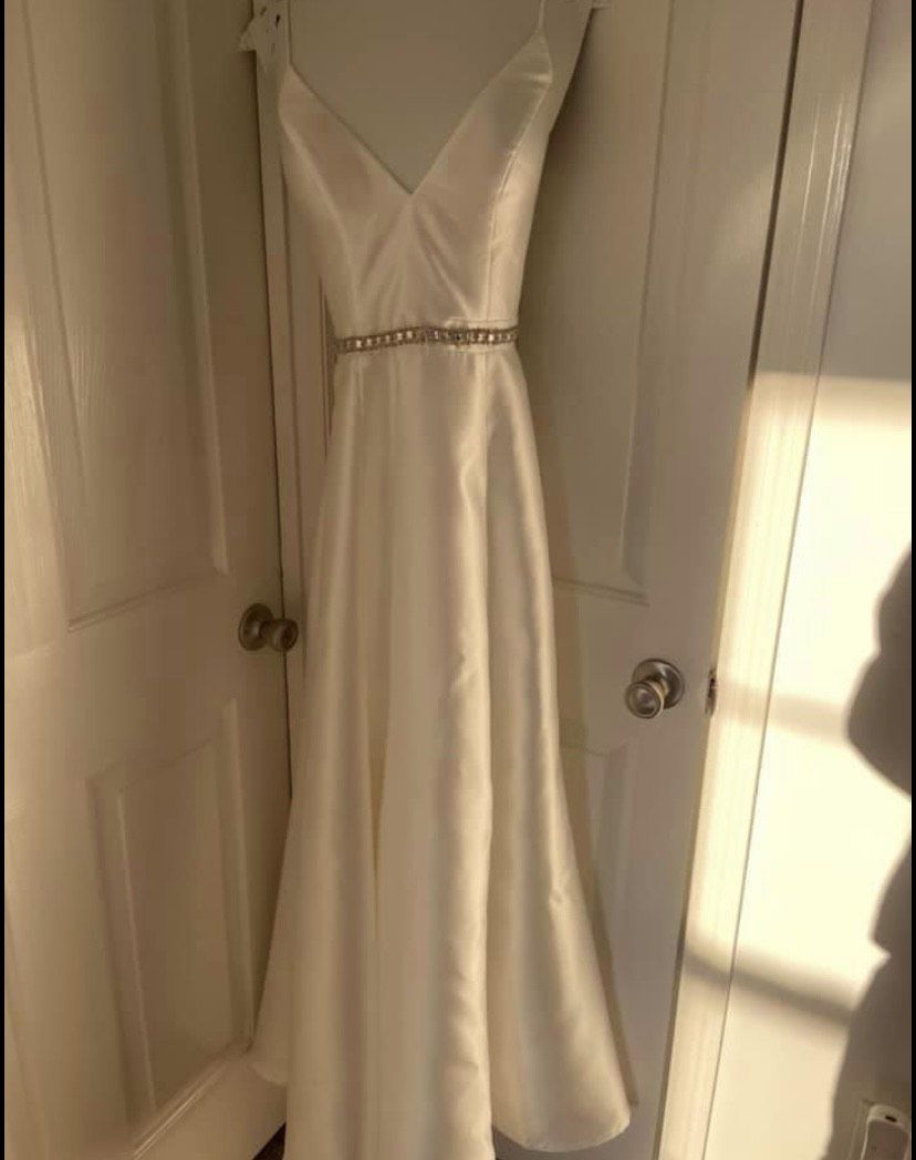 Size 6 Wedding Satin White A-line Dress on Queenly