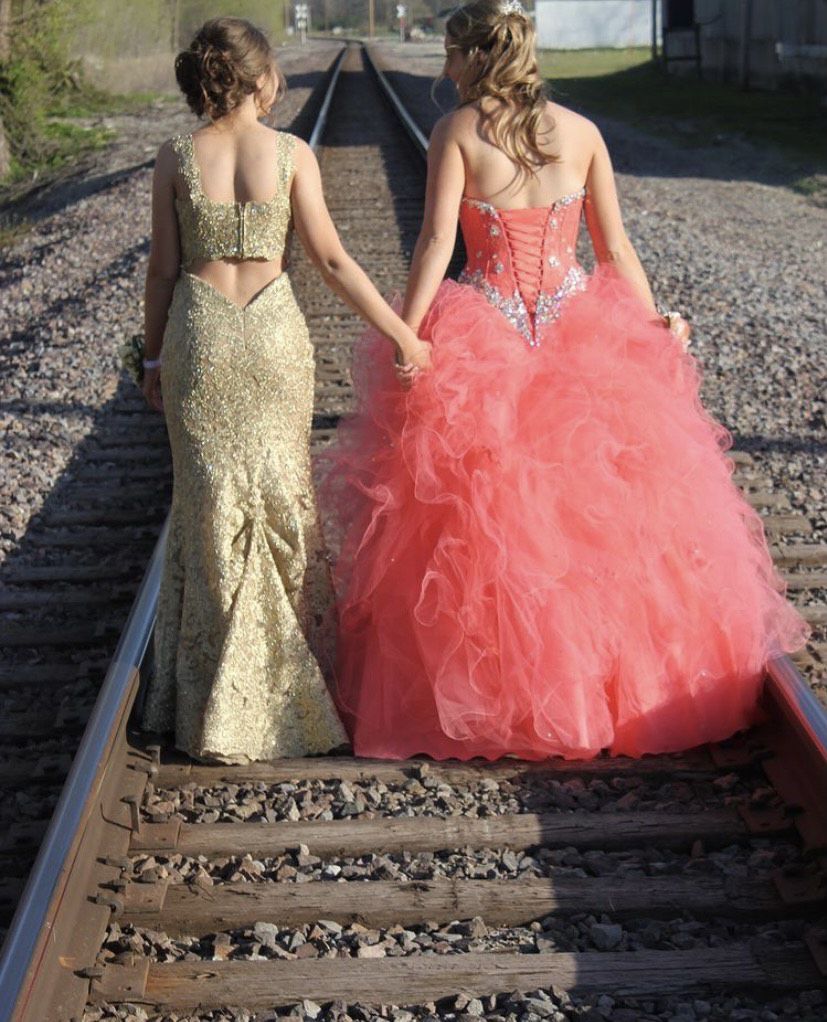 Sherri Hill Gold Size 2 Prom Straight Dress on Queenly
