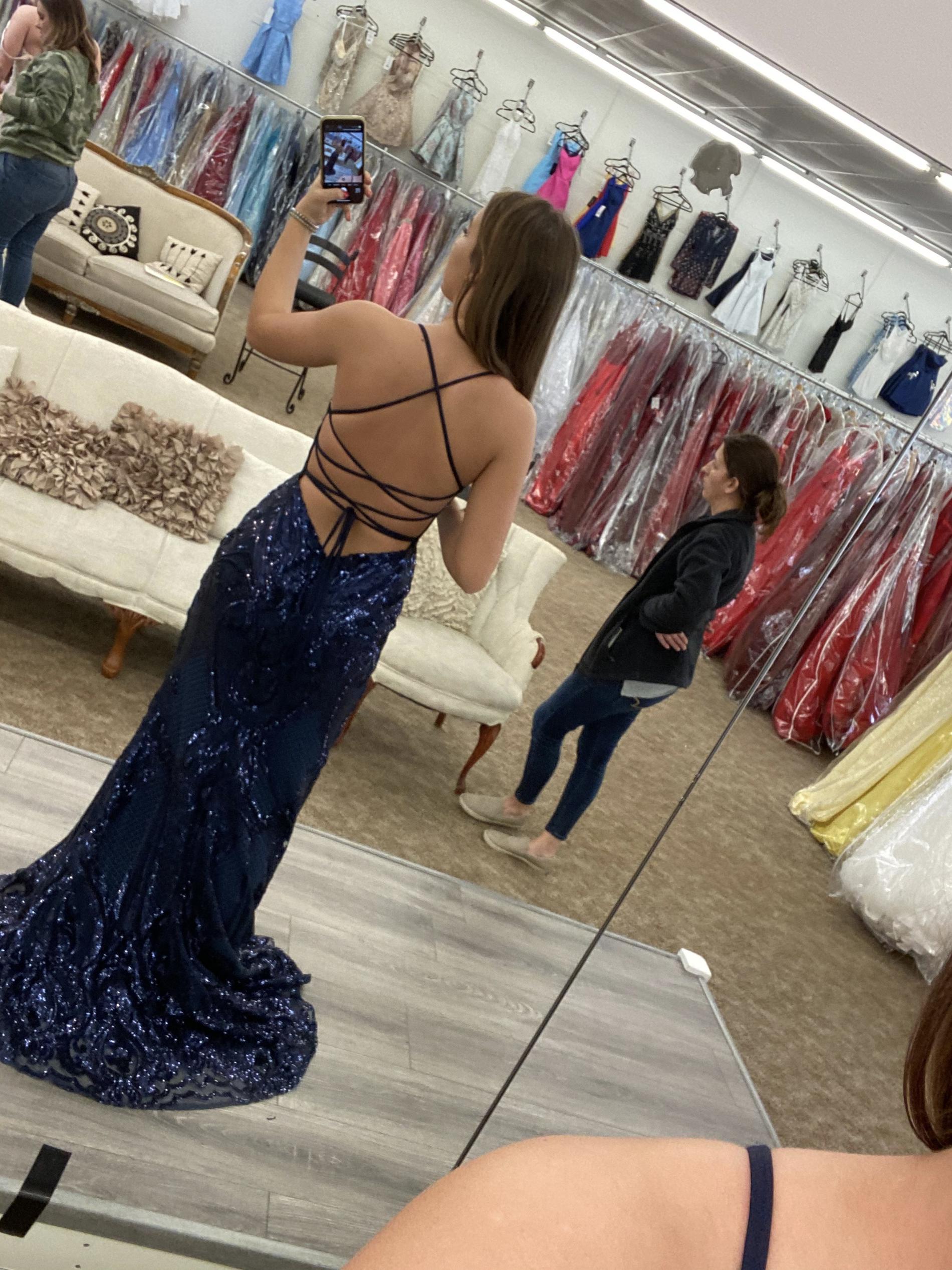 Size 2 Prom Plunge Navy Blue A-line Dress on Queenly