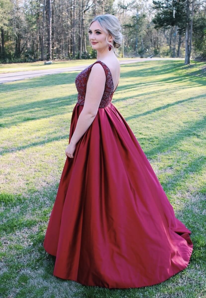 Vienna Size 8 Prom Plunge Red Ball Gown on Queenly
