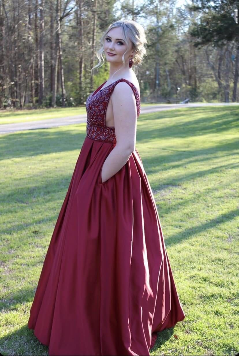 Vienna Size 8 Prom Plunge Red Ball Gown on Queenly