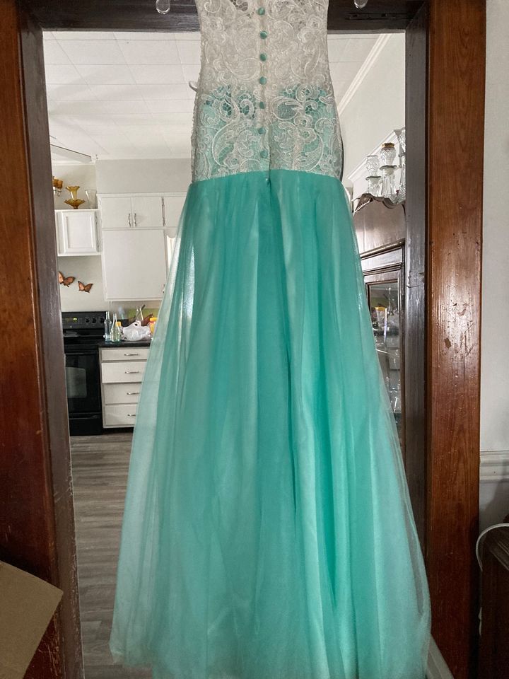 Size 4 Prom Lace Light Green A-line Dress on Queenly