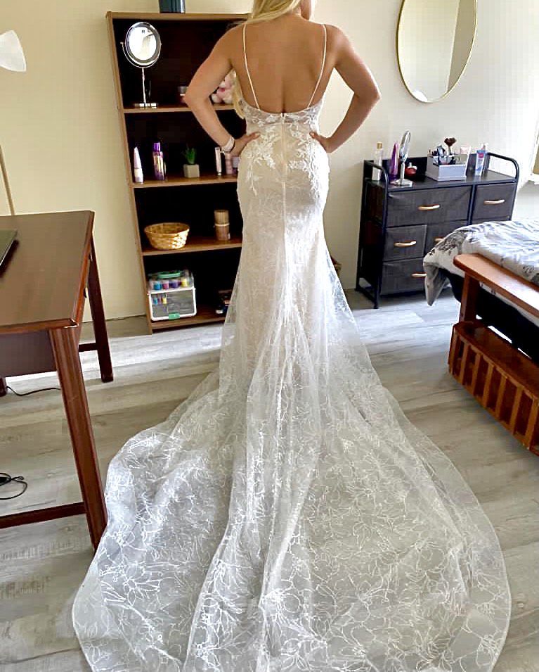 Size 8 Wedding Plunge White Mermaid Dress on Queenly