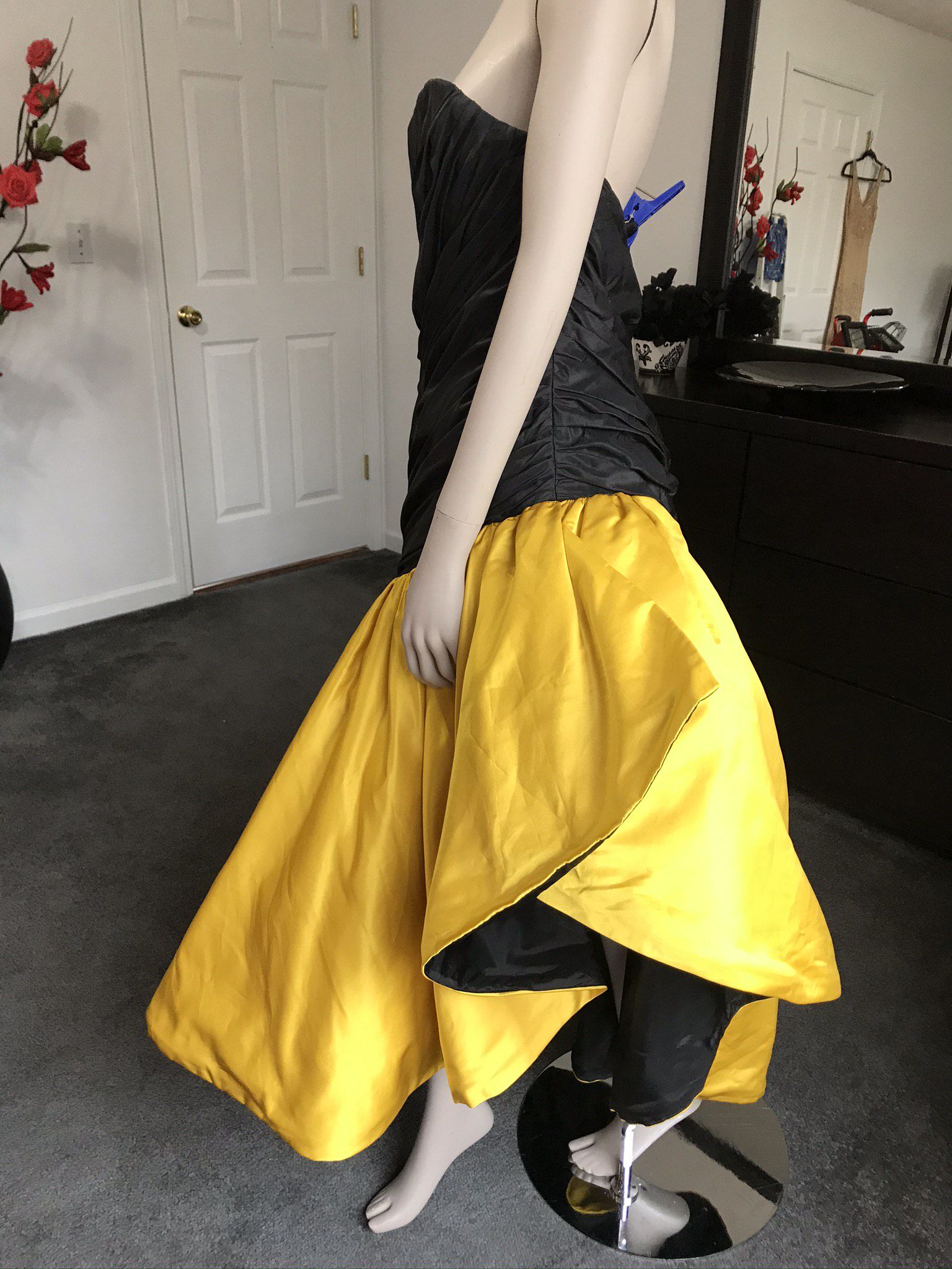 Size 8 Satin Gold Mermaid Dress on Queenly