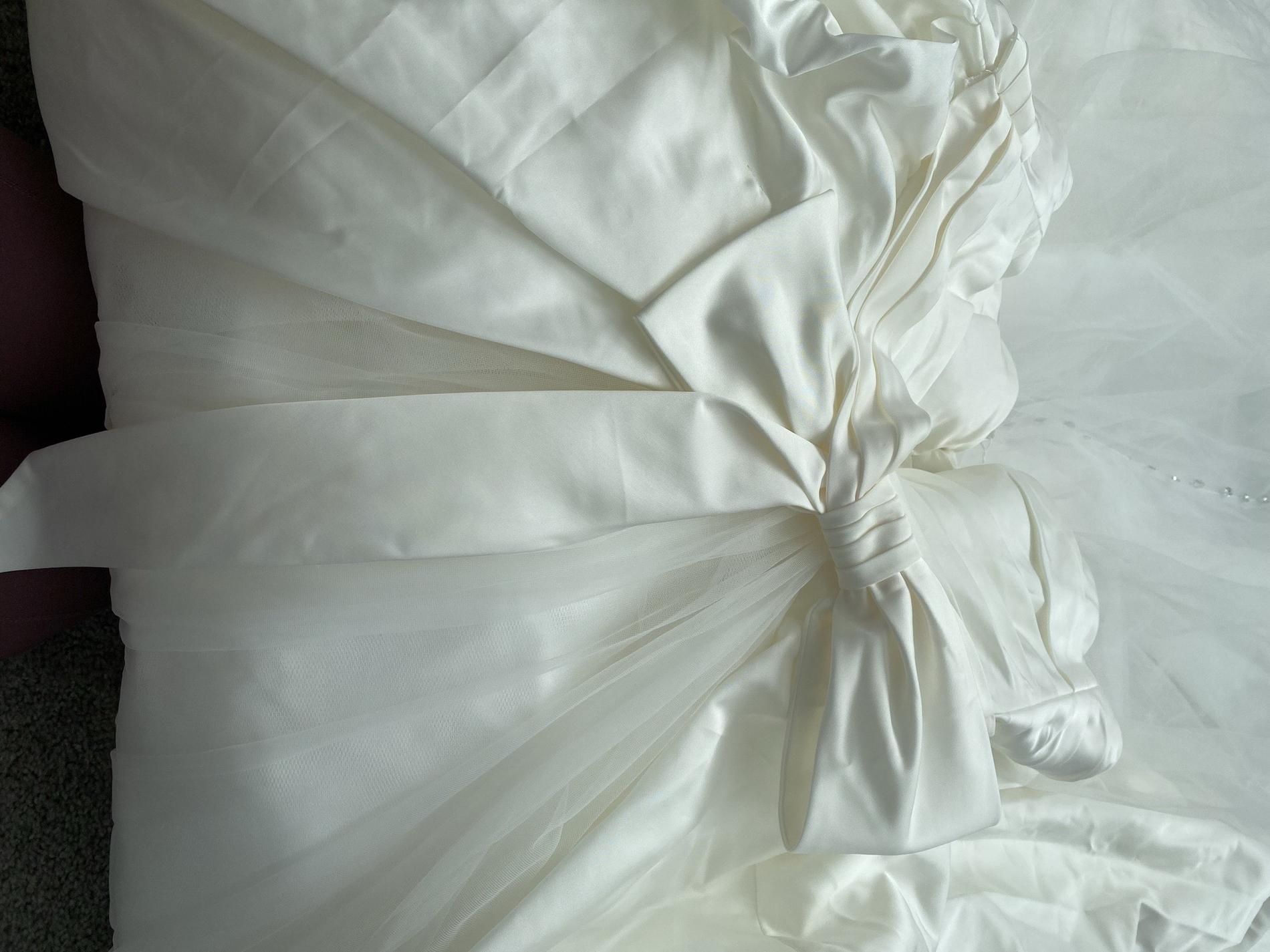Allure Bridals White Size 6 Wedding Ball gown on Queenly