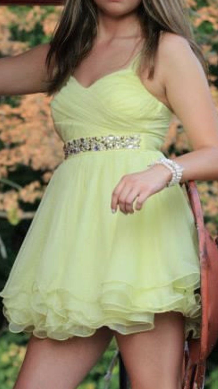 Size 4 Homecoming Yellow A-line Dress on Queenly
