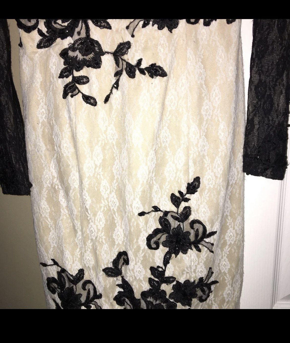 Size 4 Lace White Floor Length Maxi on Queenly