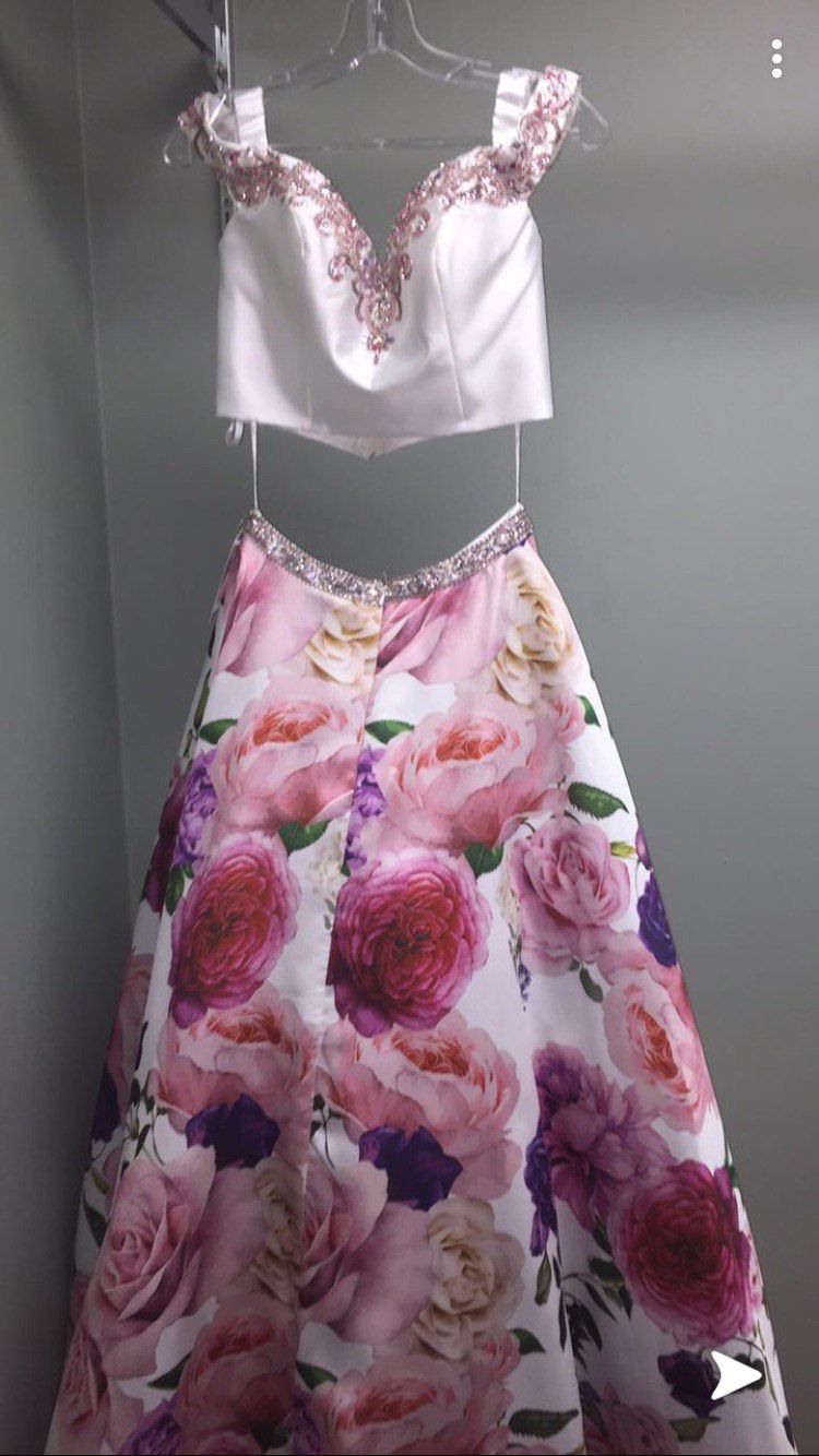 Size 12 Prom Off The Shoulder Floral Light Pink Ball Gown on Queenly