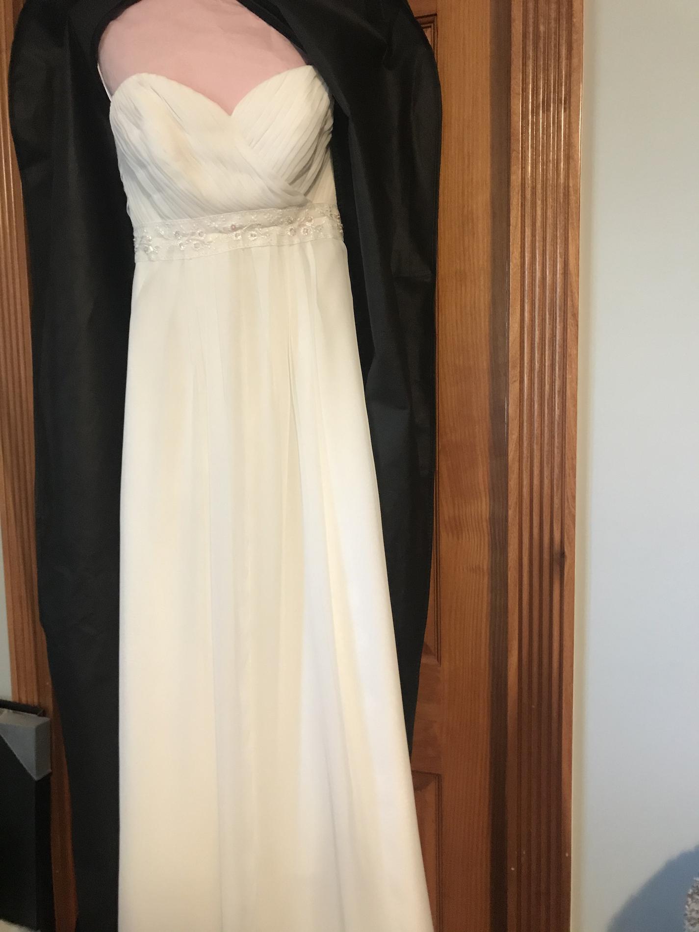 Size 6 Wedding White A-line Dress on Queenly