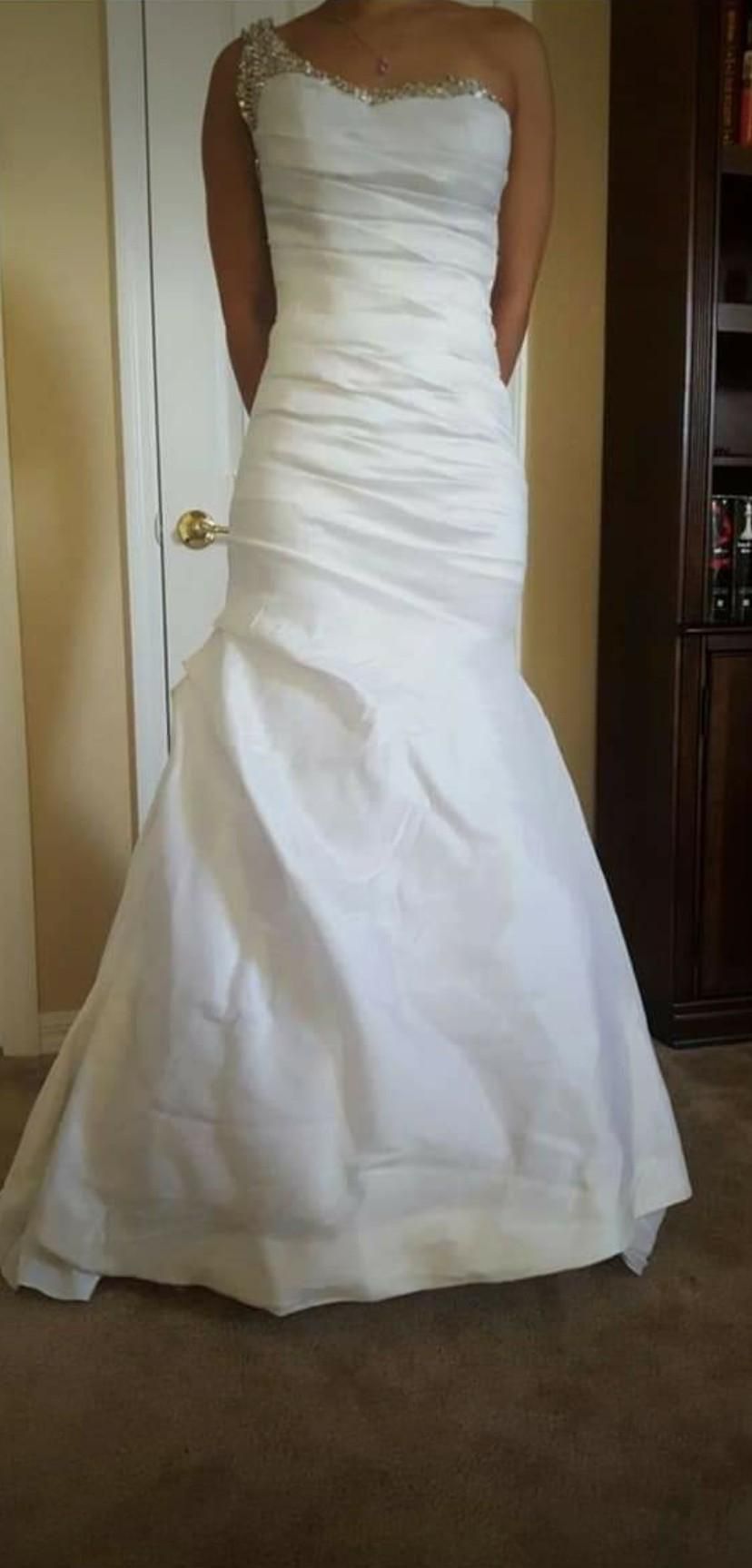 Size 0 Wedding One Shoulder White Ball Gown on Queenly