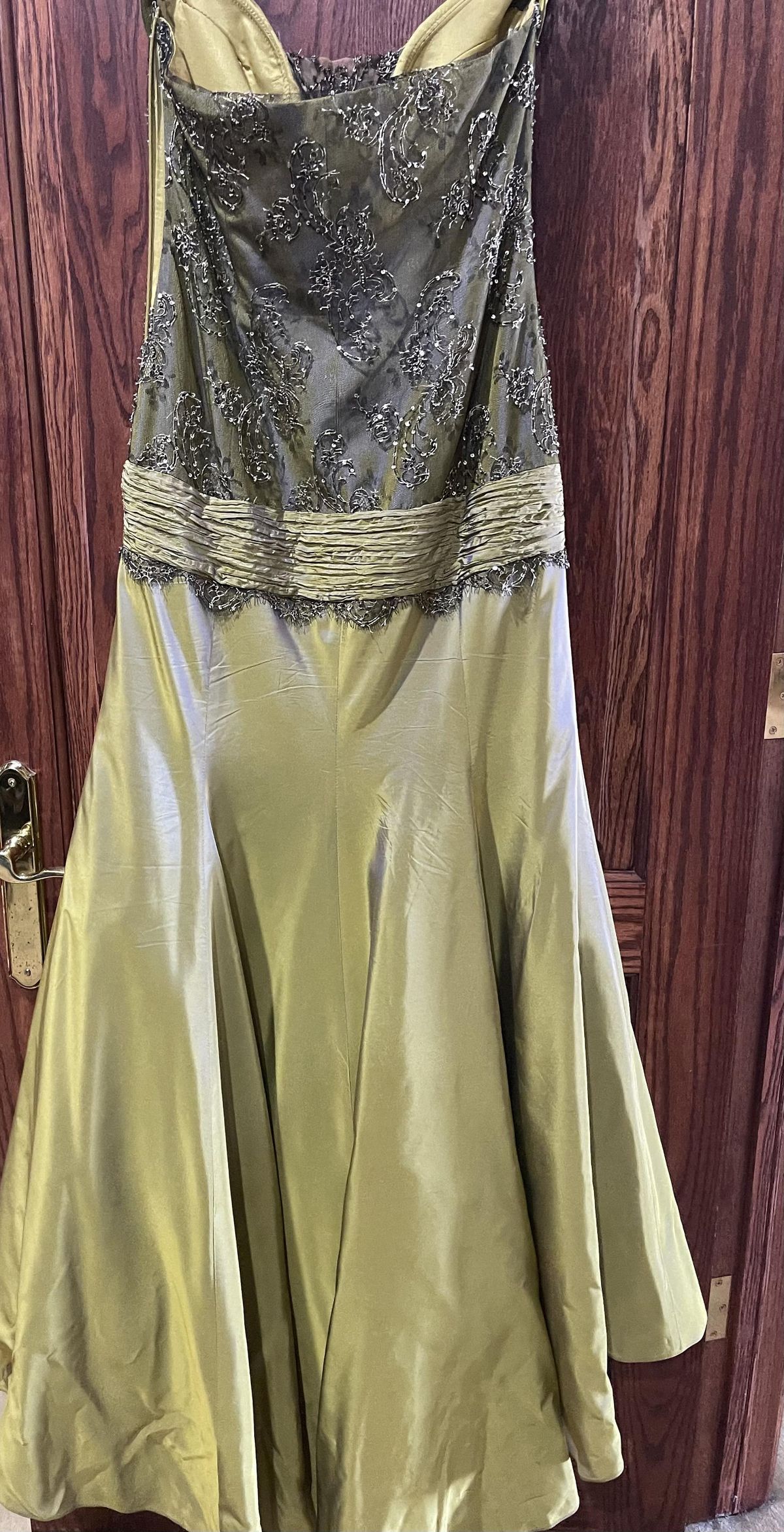 Lebanese Designer Size 4 Green Mermaid Dress on Queenly