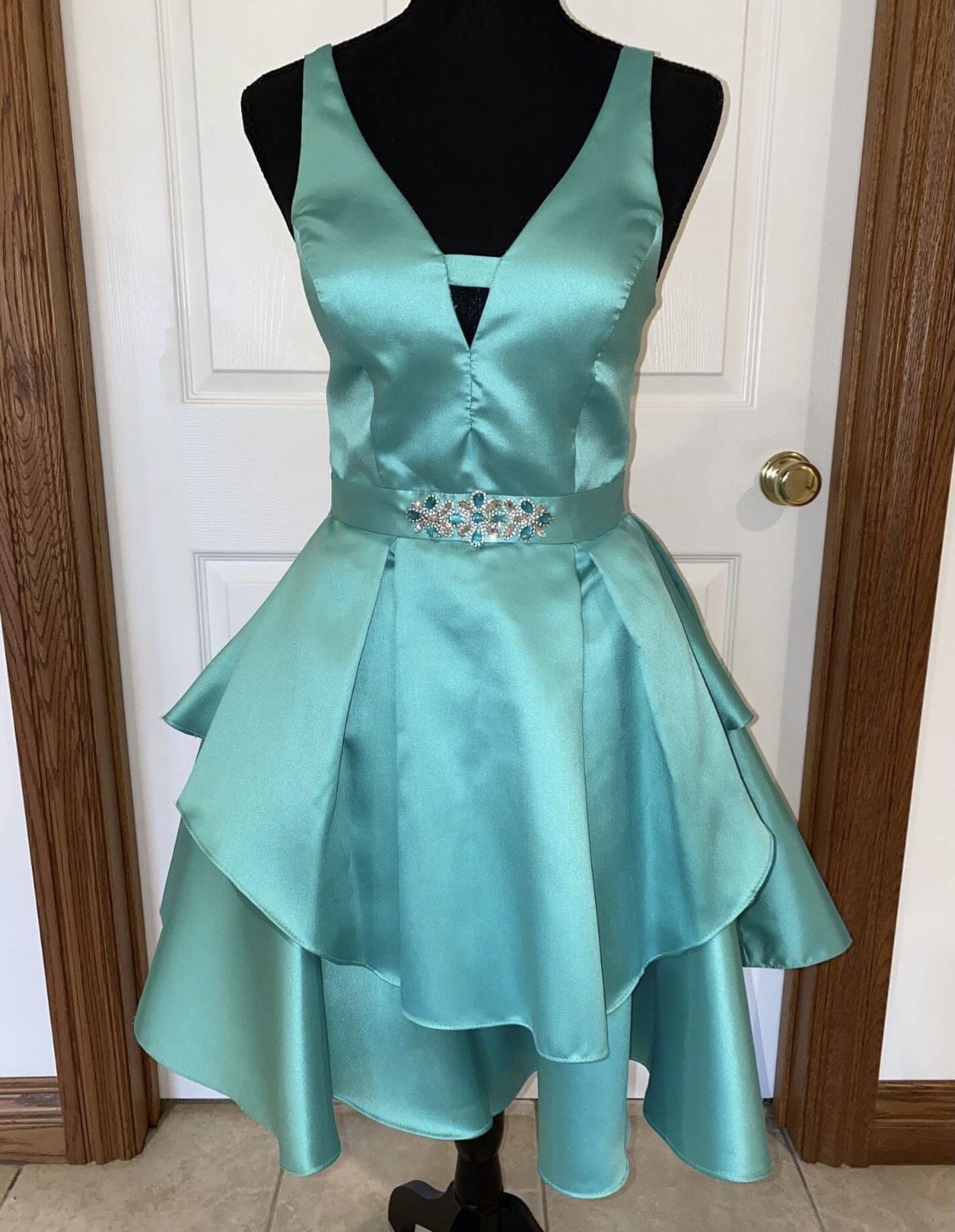 Size 2 Homecoming Satin Green Cocktail Dress on Queenly