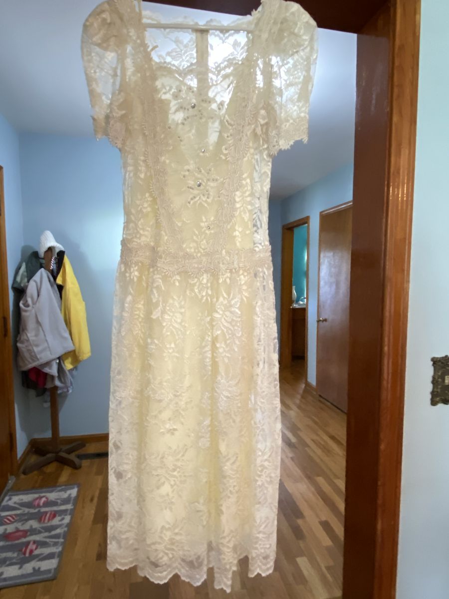 Cachet Size 4 White Cocktail Dress on Queenly